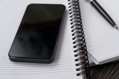 İşyerinde siyah cep telefonu