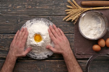 Baker rustik koyu ahşap masa üzerinde hamur yapma