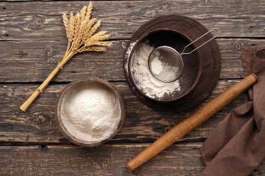 koyu ahşap arka plan üzerinde ahşap bir kapta un