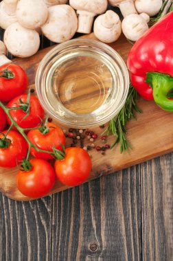 Mantar, baharat ve yağ ile sebze karışımı