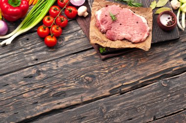 sebze ile çiğ domuz pirzolası