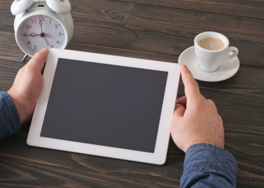 Adam tablet bilgisayar yardımı ile Internet üzerinden iletişim kurmak için kullandığı