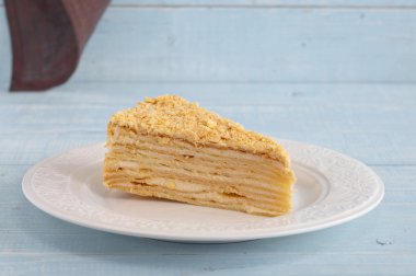 Bir parça ballı kek.