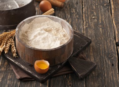 yumurta sarısı ile ahşap bir kapta un