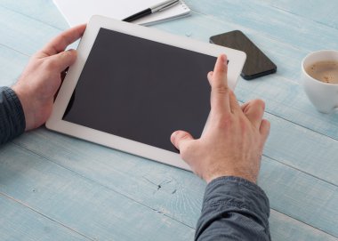 Adam sabah bir tablet bilgisayar kullanarak iletişim kurar