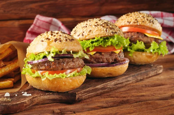 Ahşap tahtada üç farklı burger