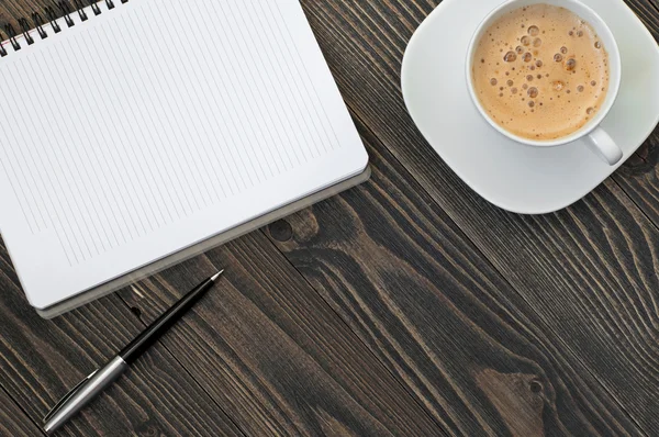 Boş sayfalar, kalem ve bir fincan kahve içeren not defteri — Stok fotoğraf