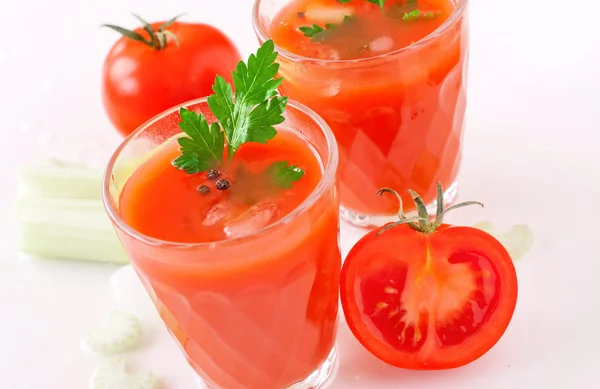 Beyaz zemin üzerine taze domates suyu — Stok fotoğraf