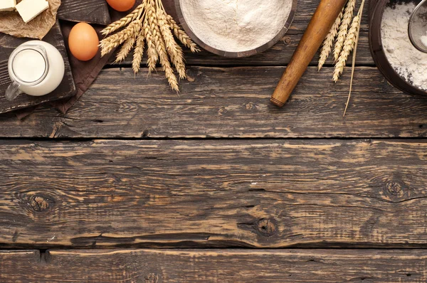 Bloem met spikelets van tarwe, eieren, melk en boter — Stockfoto