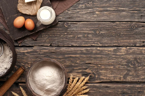 Bloem met spikelets van tarwe, eieren en melk — Stockfoto