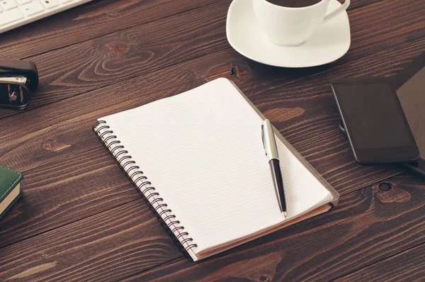 Escritorio de oficina cuaderno abierto con página en blanco y pluma —  Fotos de Stock