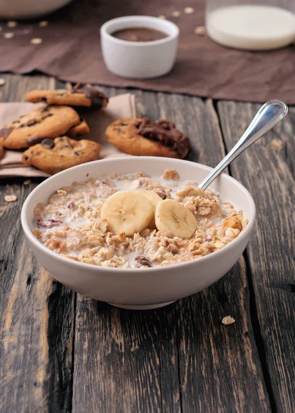 Gesundes Frühstück aus Haferflocken mit Bananen in weißer Schüssel — Stockfoto