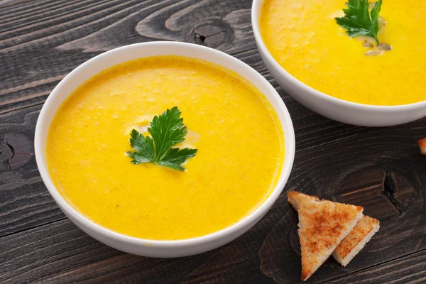 Гарбузовий суп з листям петрушки — стокове фото