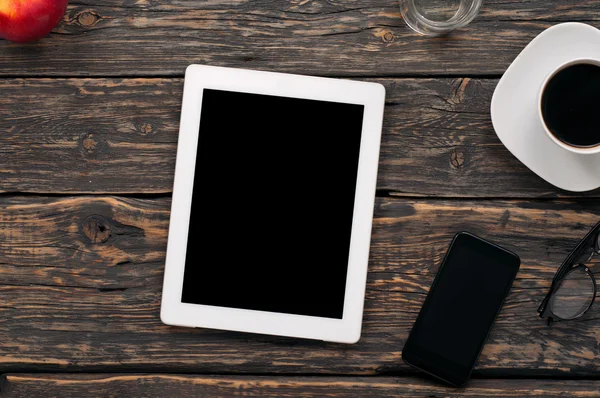 Beyaz tablet bilgisayar ile boş siyah perde