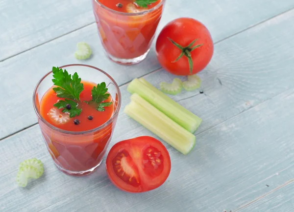 Frischer Tomatensaft mit Sellerie — Stockfoto