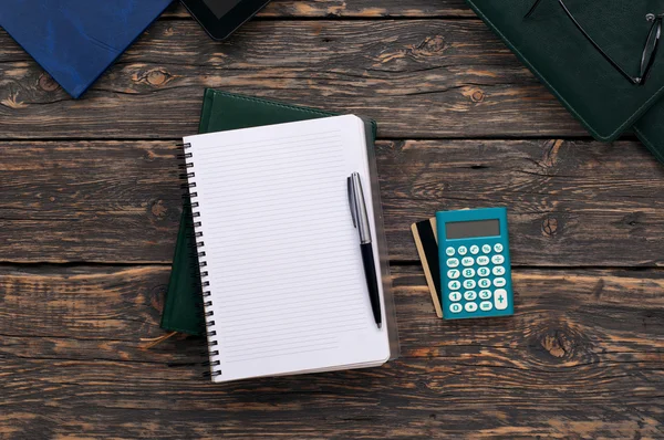 Öppen anteckningsbok med penna, miniräknare och kreditkort — Stockfoto