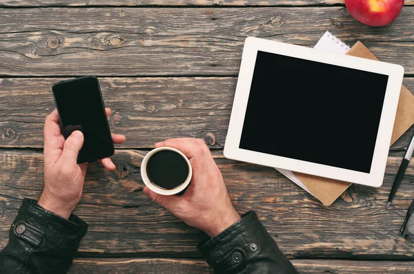 El hombre está trabajando con la ayuda de dispositivos digitales — Foto de Stock