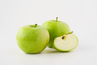 Olgun yeşil elma ve elma dilim beyaz arka plan üzerinde