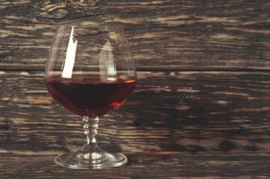 Konyak, brandy veya büyük yuvarlak cam içine viski