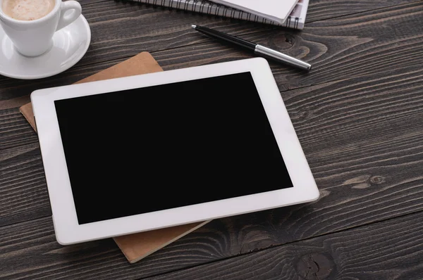 Local de trabalho com computador tablet branco com uma tela em branco — Fotografia de Stock