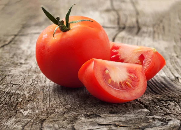 Tomate vermelho inteiro com fatia de tomate — Fotografia de Stock