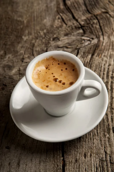 Kopje koffie op houten tafel closeup — Stockfoto