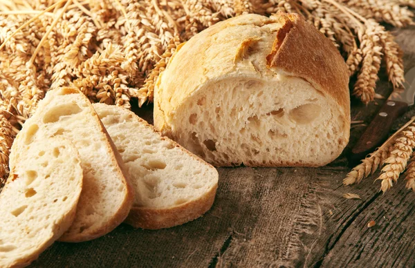 Pane tagliato con spighe di grano — Foto Stock