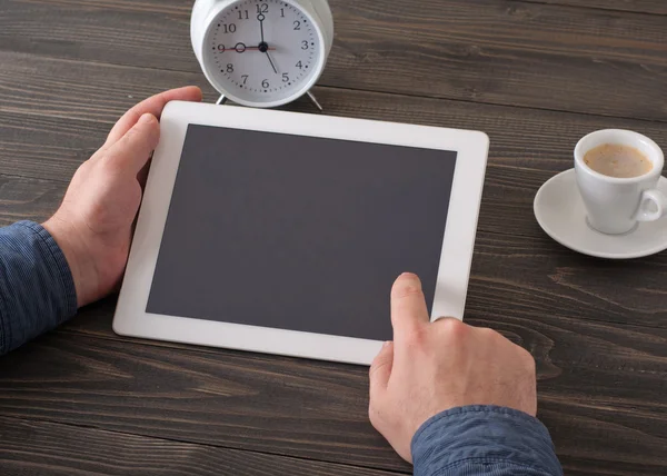 Hombre hace clic en el ordenador tableta pantalla en blanco — Foto de Stock