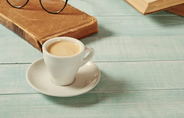 Kitaplar ile kahve espresso fincan — Stok fotoğraf