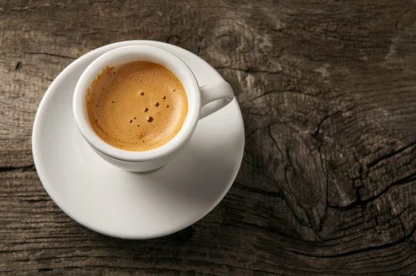 Copo de café expresso com espuma na vista superior — Fotografia de Stock