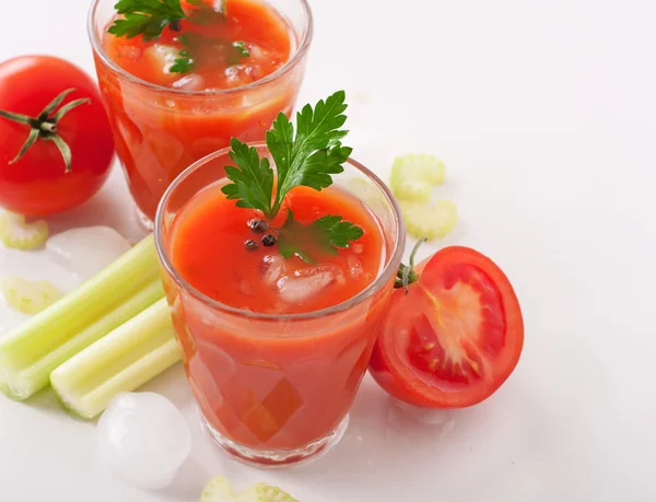 Glas frischen Tomatensaft auf weißem Hintergrund — Stockfoto