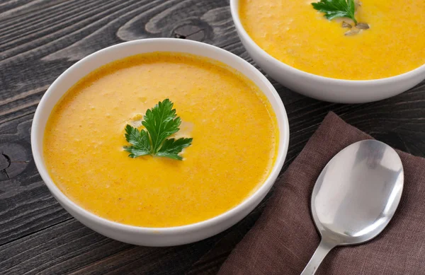 maydanoz yaprağı koyu ahşap yüzeyde balkabağı çorbası