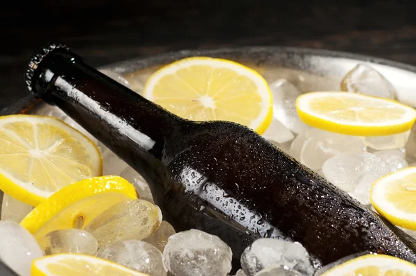 氷とレモン スライスをエール瓶 — ストック写真