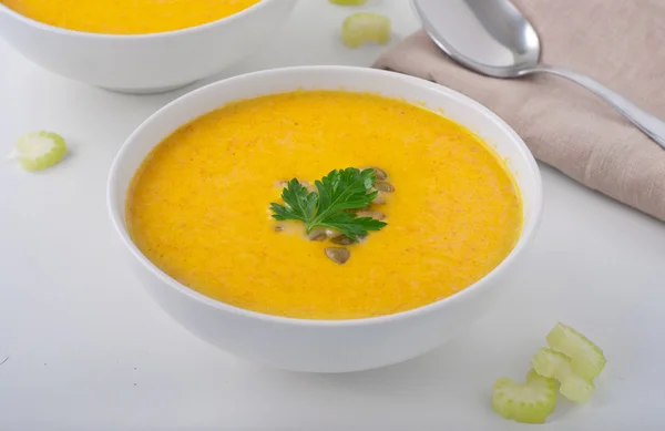 Гарбузовий суп з листям петрушки та гарбузовим насінням — стокове фото