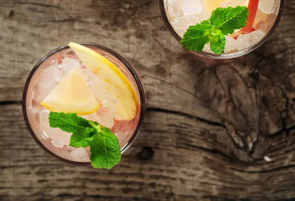 Summer cocktail with ice, lemon, apple and mint — Stock Photo, Image