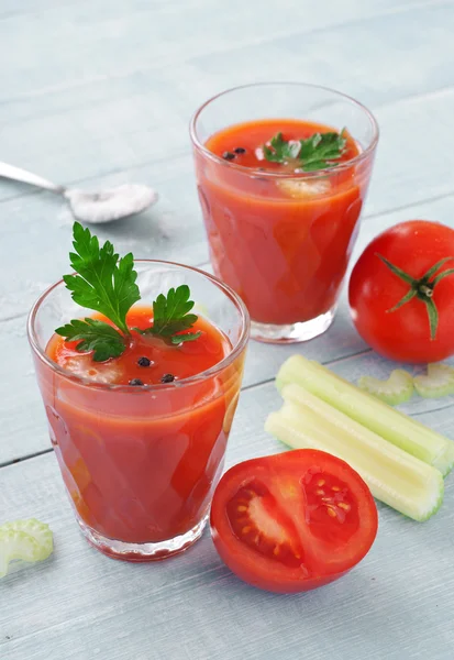 Frischer Tomatensaft mit Sellerie — Stockfoto