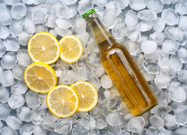 レモン スライス、氷のラガー瓶 — ストック写真