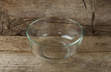 Ahşap arka planda boş cam kase