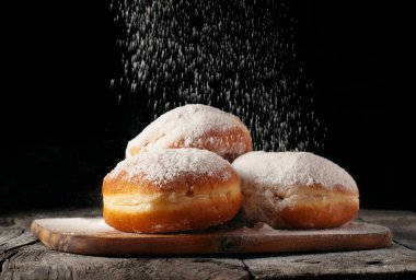 Pudra şekeri serpiştirilmiş çörekler