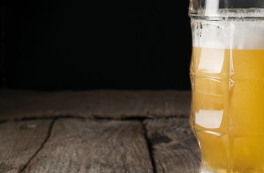 Cam bir karanlık adam hafif bira