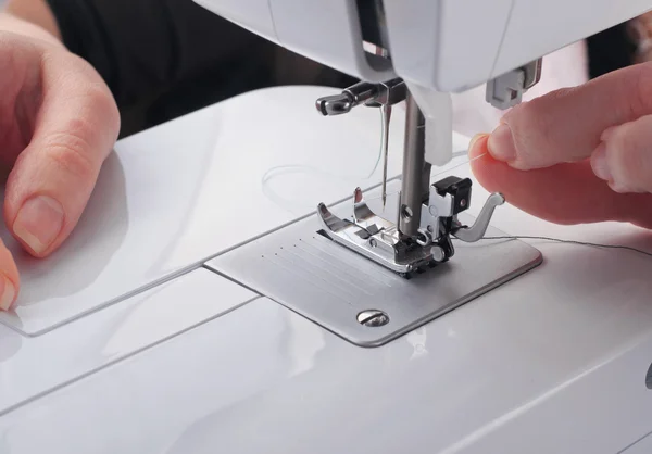 Woman working with the machine for sewing — Stock Photo, Image