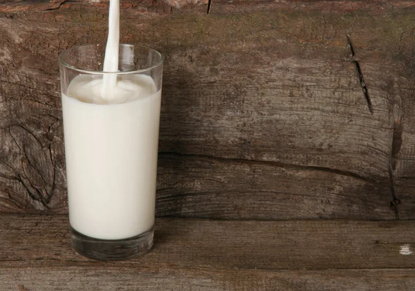 Hälla mjölk i högt glas — Stockfoto