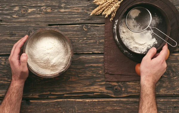 Piekarz przesiewania mąki — Zdjęcie stockowe