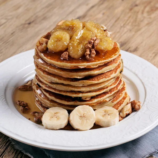 Hälsosam frukost med pannkakor med honung, nötter och karamelliserad b — Stockfoto