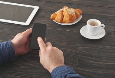 adam akıllı bir telefon tutuyor