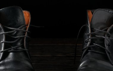 siyah vintage deri çizmeler portre