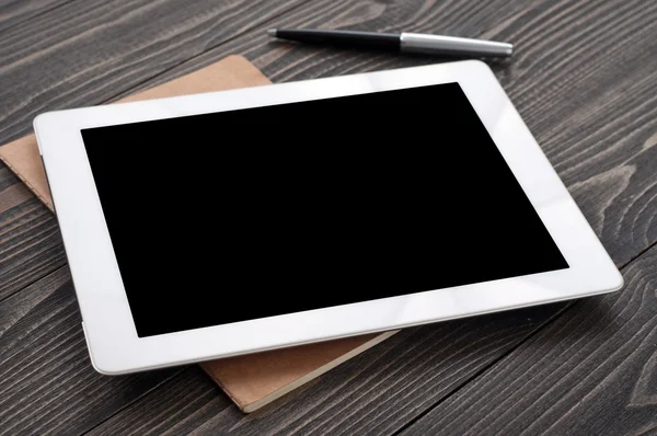 Local de trabalho com computador tablet branco com uma tela em branco — Fotografia de Stock