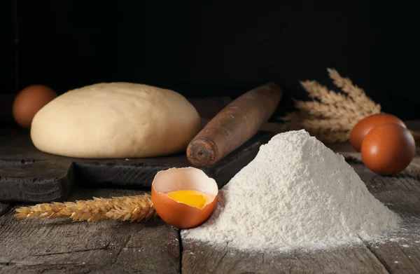 Mehl Nahaufnahme mit gebrochenen rohen braunen Eiern — Stockfoto