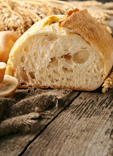 自制新鲜出炉的面包和小麦耳朵大面包 — 图库照片