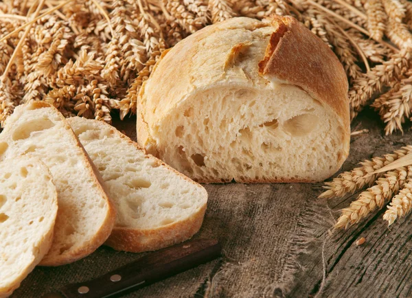 Pagnotta di pane fatto in casa appena sfornato con fette di pane — Foto Stock